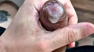 Novinho twink dotado batendo punheta