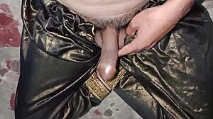 बाइसेक्सुअल पाकिस्तानी लड़का सिल्क फैब्रिक से बड़ा लंड स्ट्रोक करता है