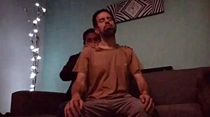 Haciendo Un Poco De Masajes Y Saboreando Verga