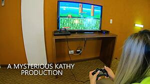 Loirinha Viciada No Game E Na Pica Meia-Irma Gatinha Mete Gostoso Enquanto Joga Completo No Red - Mysteriouskathy 4K