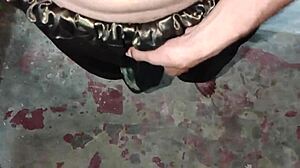 बाइसेक्सुअल पाकिस्तानी लड़का सिल्क फैब्रिक से बड़ा लंड स्ट्रोक करता है