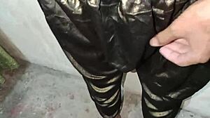 बाइसेक्सुअल पाकिस्तानी लड़का सिल्क फैब्रिक से बड़ा लंड स्ट्रोक करता है