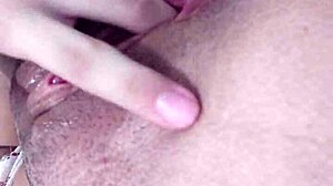 gosta de ver eu destruindo minha bucetinha e mostrando seios lindos?