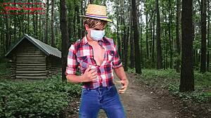 Caperucita, addicted to sex, seeks fun in the forest