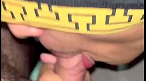 Colega de trabalho vivia jogando indireta chamei pra tomar umas comi ele antes dele ir embora