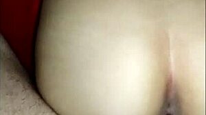 Despertando a la hermana de mi amiga a punta de verga desbaratando la cama