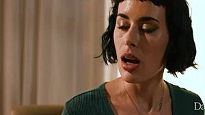 Hey, can you believe this spineless husband got Olive Glass to sleep with boss Isiah Maxwell for favors? Crazy Hollywood drama!