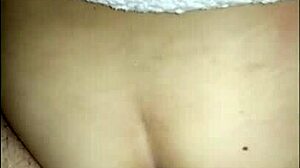 Despertando a la hermana de mi amiga a punta de verga desbaratando la cama