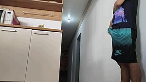 sexo arriscado enquanto meu marido estava no banho pau do amigo teve ere��o e transei com ele