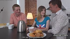 स्किंट स्टड ने देखा नॉटी बडी ने उसकी लवर को कैश के लिए चोदा