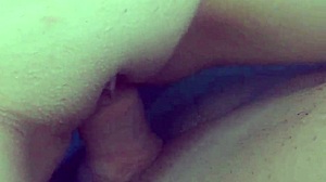 पूल में पेटाइट 18+ टीन की टाइट चूत के साथ रिस्की पब्लिक सेक्स!