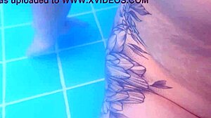 पूल में पेटाइट 18+ टीन की टाइट चूत के साथ रिस्की पब्लिक सेक्स!