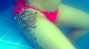 पूल में पेटाइट 18+ टीन की टाइट चूत के साथ रिस्की पब्लिक सेक्स!