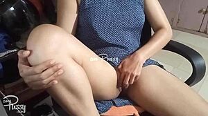 Asian amateur woman exposes and touches her shaved pussy 😍