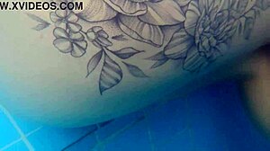 पूल में पेटाइट 18+ टीन की टाइट चूत के साथ रिस्की पब्लिक सेक्स!