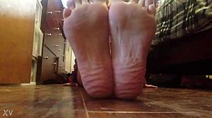 aniytta livejasmin teasing with her feet in a fetish show