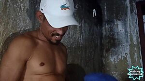 parei o carro pra mijar passou um novinho e pediu pra mama depois me levou pra sua casa pra fuder enquanto a mulher dormy