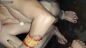 देसी गांव की भाभी बाथरूम में साफ चूत के साथ पेशाब करते हुए पकड़ी गई