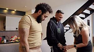 Dejan condon en su cama y les huele la verga para regalarlos