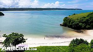 Putri Cinta dances horny on poolside