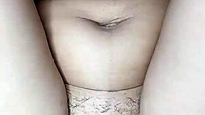 joven caliente se masturba cabalgando a escondidas hasta correrse