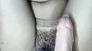 joven caliente se masturba cabalgando a escondidas hasta correrse