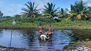 ब्राजीलियन वाइफ की टाइट वेट पसी को दूसरा गाय रिप करता है। कॉर्नो मानसो उसे रॉ ऐस फक होते देखकर रोता है।