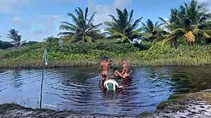 ब्राजीलियन वाइफ की टाइट वेट पसी को दूसरा गाय रिप करता है। कॉर्नो मानसो उसे रॉ ऐस फक होते देखकर रोता है।