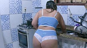 Peguei essa rabuda cozinhando e fodendo gostoso?