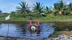 ब्राजीलियन वाइफ की टाइट वेट पसी को दूसरा गाय रिप करता है। कॉर्नो मानसो उसे रॉ ऐस फक होते देखकर रोता है।