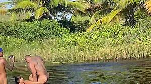 ब्राजीलियन वाइफ की टाइट वेट पसी को दूसरा गाय रिप करता है। कॉर्नो मानसो उसे रॉ ऐस फक होते देखकर रोता है।