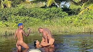 ब्राजीलियन वाइफ की टाइट वेट पसी को दूसरा गाय रिप करता है। कॉर्नो मानसो उसे रॉ ऐस फक होते देखकर रोता है।