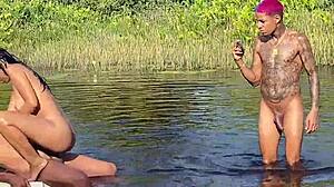 ब्राजीलियन वाइफ की टाइट वेट पसी को दूसरा गाय रिप करता है। कॉर्नो मानसो उसे रॉ ऐस फक होते देखकर रोता है।