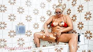 i'm just enfiando consolo na buceta and doing pissing in this bathroom trailer.