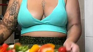 Wearing tight shorts, wanna see my pussy split open while flashing in public?