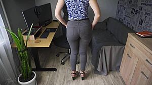 Amateur Milf Teases Her Perfect Ass in Tight Jeans