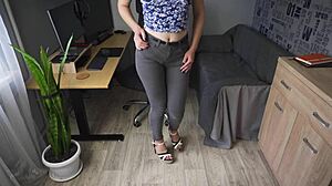 Amateur Milf Teases Her Perfect Ass in Tight Jeans