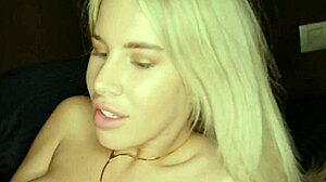 मिस्स नॉटी किचन में विजिटर को ओरल स्किल्स दिखाती एचडी