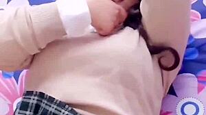 Chamaca mexicana de escuela resultó muy cachonda y complaciente, se deja hacer de todo a cambio de computadora para su escuela, follada sin condón real.