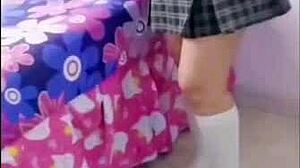 Chamaca mexicana de escuela resultó muy cachonda y complaciente, se deja hacer de todo a cambio de computadora para su escuela, follada sin condón real.