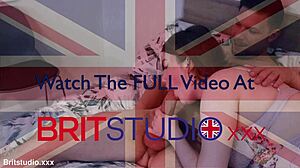 हॉट ब्रिटिश फ्रेंड पैंटीहोज में अपनी ट्विन को हेड देते देखती