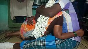 आंटी को गरम गांव के घर में स्टीमी एक्शन मिला