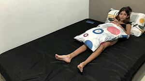 Descubro A Mi Hermanastra Pequeña Masturbándose En Su Cuarto Y Le Ayudo Y Me La Follo Duro - Historia Ompleta