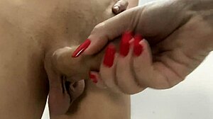 se la chupo al vecino despues de que me pidiera que afeitara su polla - porno en espa�ol