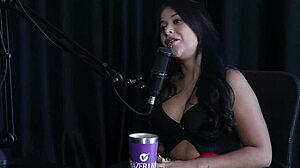 ग्लैमर बेब लिंगरी में आउटडोर डॉमिनेशन झेल रही।