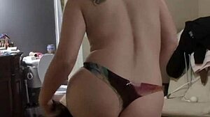 Neues outfit für dich mit gerissenen kleidern