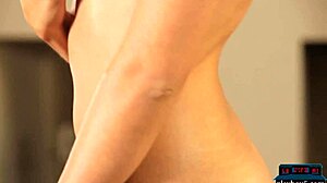 Italian Milf Model Arianna Espen Reveals Her Tight Body