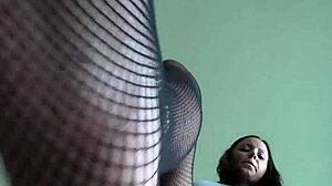 कार्ला, मुझे तेरी अस्स वर्शिप करवाओ नायलॉन पैंटिहोज में फेम्डॉम फन के लिए!