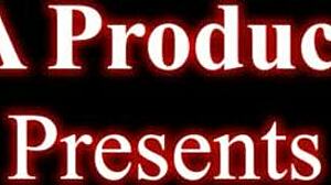 स्टेपमॉम चार्ली फीनिक्स को बेडरूम में घूरते हुए रुक न सका