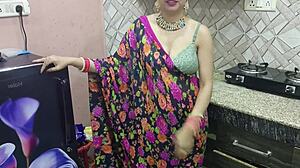 देसी भाभी हब्बी को धोखा देती है, देवर से किचन में चोदवाती है, ओह